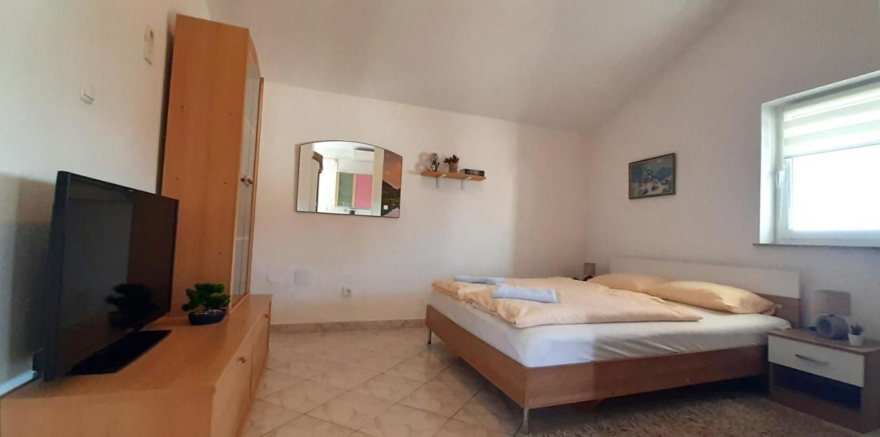 Apartments Hajl Крк Екстер'єр фото